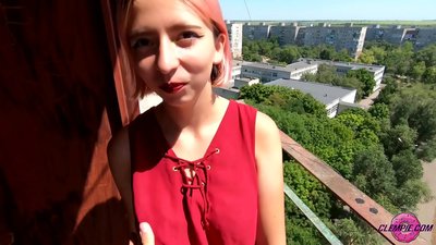 O studentă senzuală o suge unui străin în Outback - Ejaculează pe fața lui